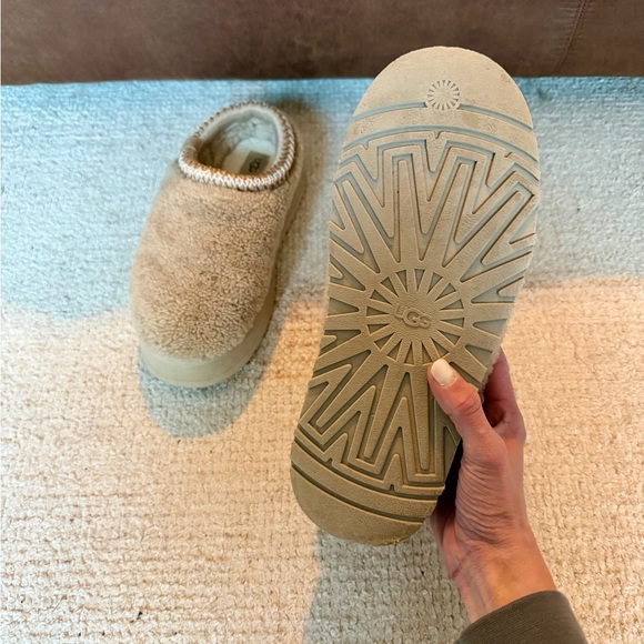 UGG Slippers - Picture 4 of 4